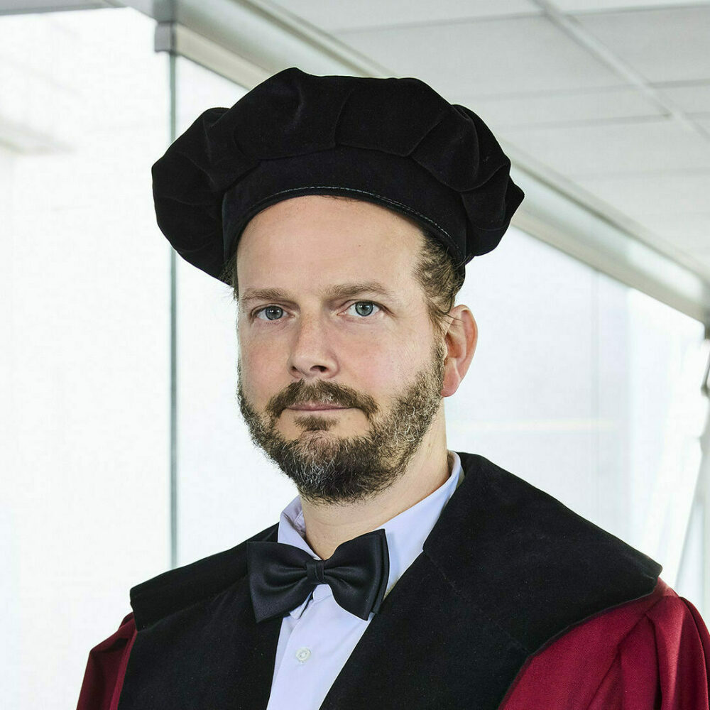 Portretfoto van hoogleraar Andre Dekker in toga