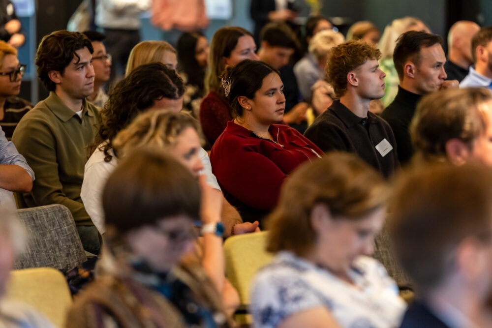 Foto van publiek luisterend naar een spreker op de Maastro Science Day