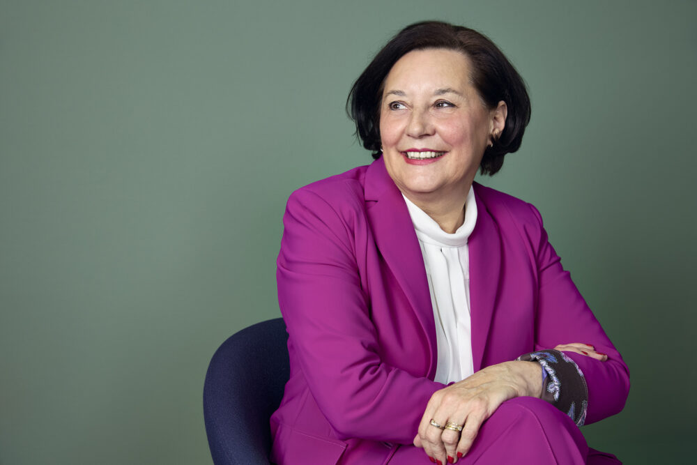 Portret van Prof. dr. Maria Jacobs zittend op een stoel