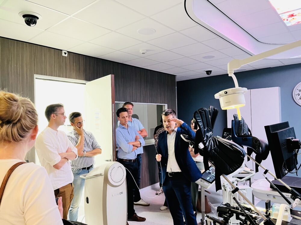 Evert van Limbergen legt aan verwijzers uit hoe de HDR prostaatkanker behandeling gaat in de brachysuite