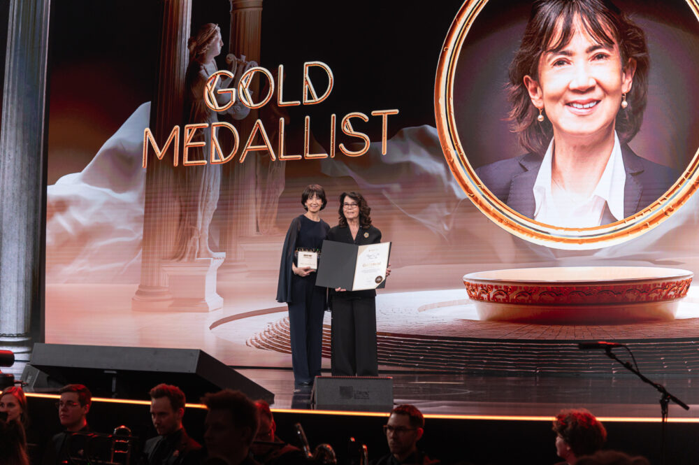 Prof.dr. Regina Beets-Tan ontvangt de Gold Medal Award tijdens de jaarlijkse bijeenkomst van Radiologen in Wenen (Maart 2025)