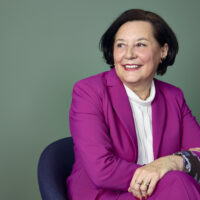 Portret van Prof. dr. Maria Jacobs zittend op een stoel