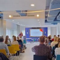 Landelijke brachydag voor specialisten in Rotterdam, Erasmus ziekenhuis. Vooraan in de zaal geeft Malou Kuppen een presentatie