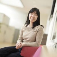 Portret van medewerkster en onderzoekster Fiona Ho zittend op een stoel