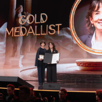 Prof.dr. Regina Beets-Tan ontvangt de Gold Medal Award tijdens de jaarlijkse bijeenkomst van Radiologen in Wenen (Maart 2025)