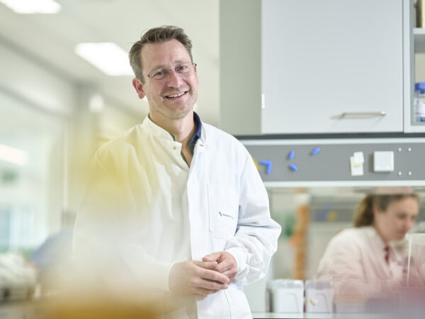 Foto van prof. dr. Kasper Rouschop in het laboratorium van Laboratory Research