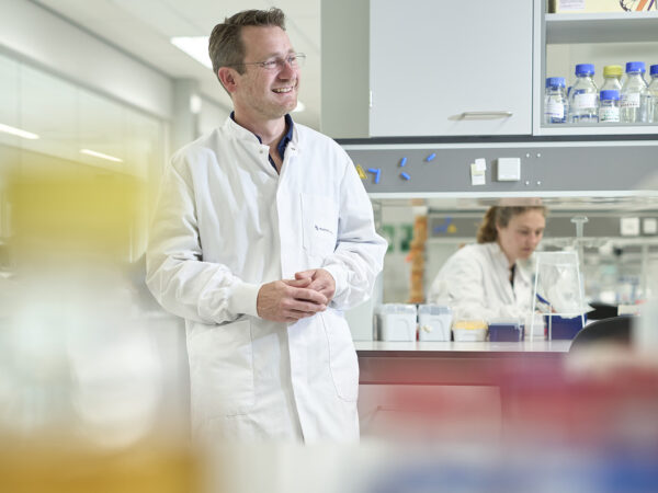 Foto van hoogleraar Kasper Rouschop in het laboratorium