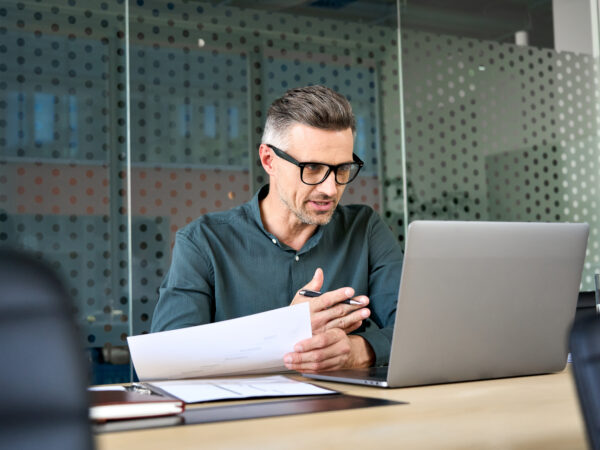 Stockfoto van een man met een laptop