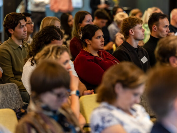 Foto van publiek luisterend naar een spreker op de Maastro Science Day