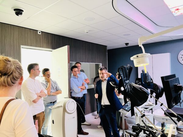 Evert van Limbergen legt aan verwijzers uit hoe de HDR prostaatkanker behandeling gaat in de brachysuite