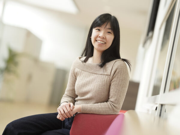 Portret van medewerkster en onderzoekster Fiona Ho zittend op een stoel