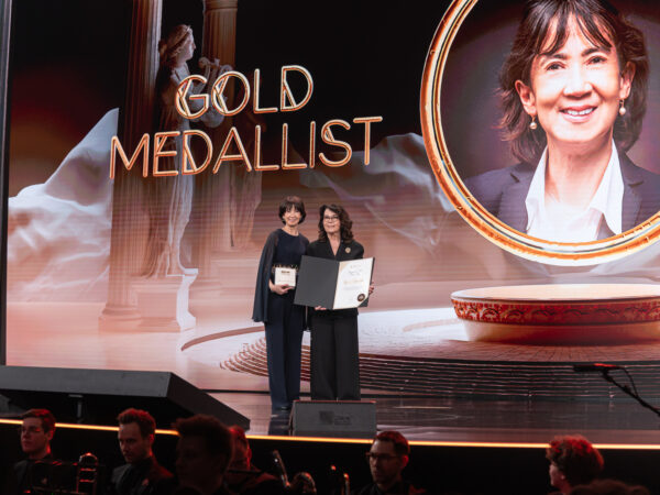 Prof.dr. Regina Beets-Tan ontvangt de Gold Medal Award tijdens de jaarlijkse bijeenkomst van Radiologen in Wenen (Maart 2025)