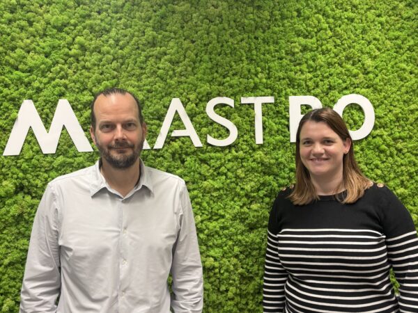 Prof Andre Dekker en onderzoeker Cecile Wolfs poseren voor een schilderij waar het woord "Maastro" op staat