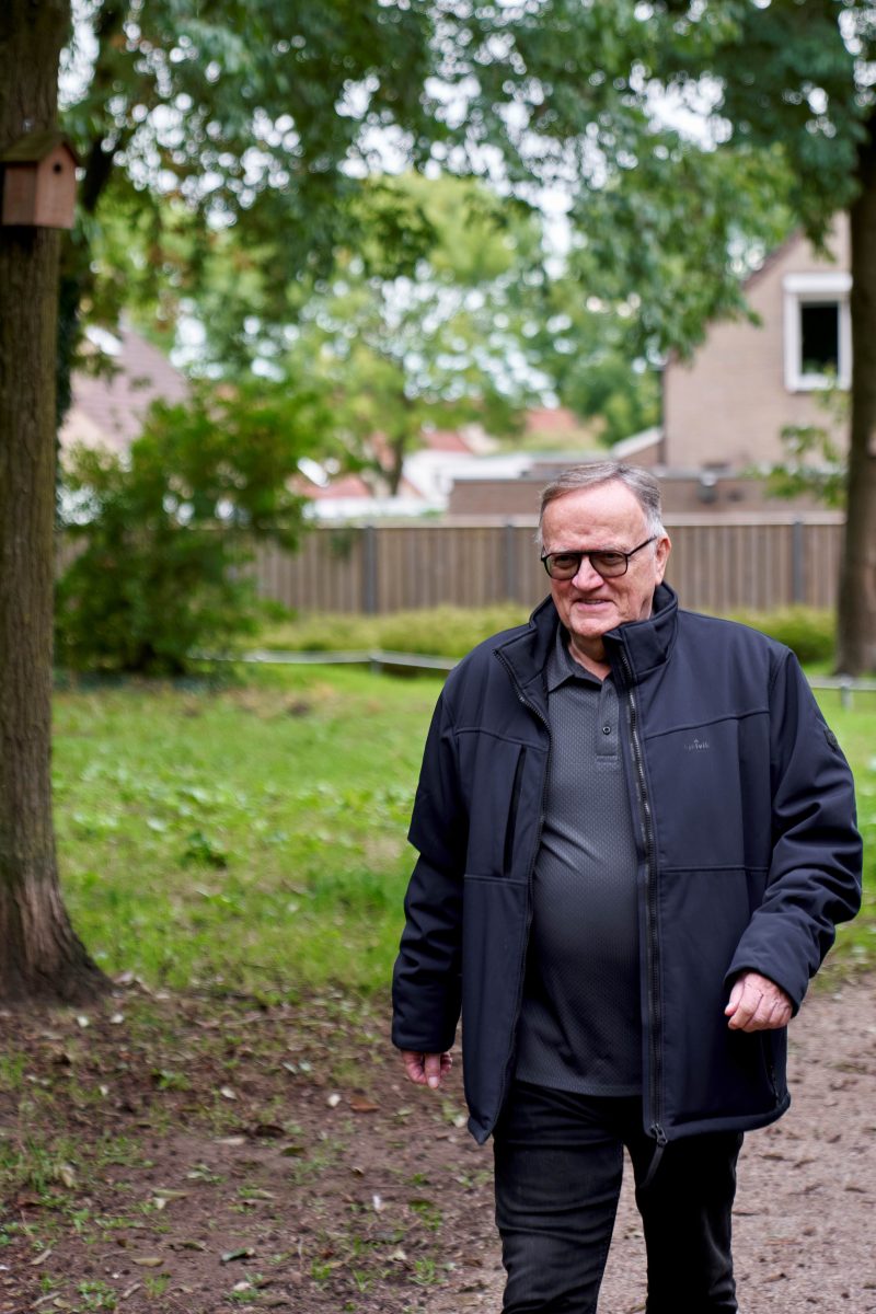 Portret van oud-prostaatkanker patient Hans van den Bosch wandelend in een park
